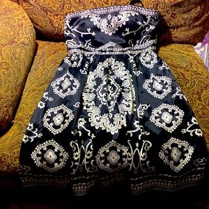 white house/black market size 4